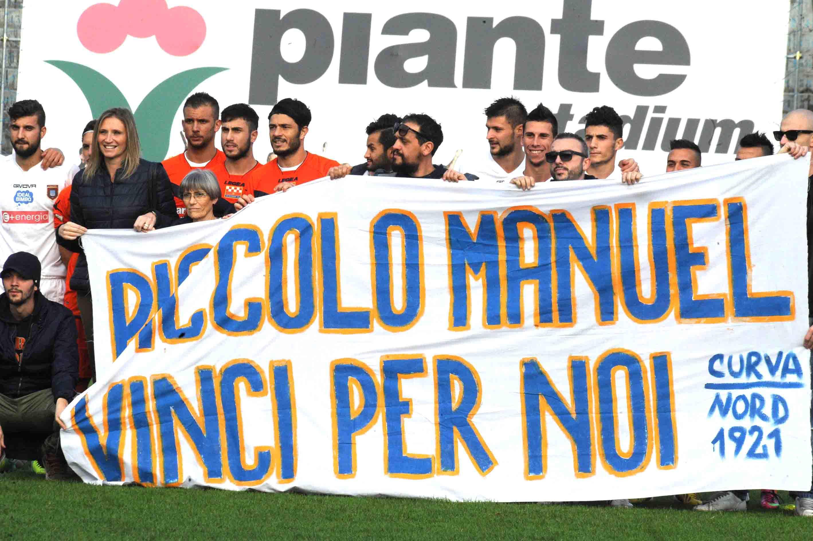 Striscione per Manuel dei giocatori della Pistoiese