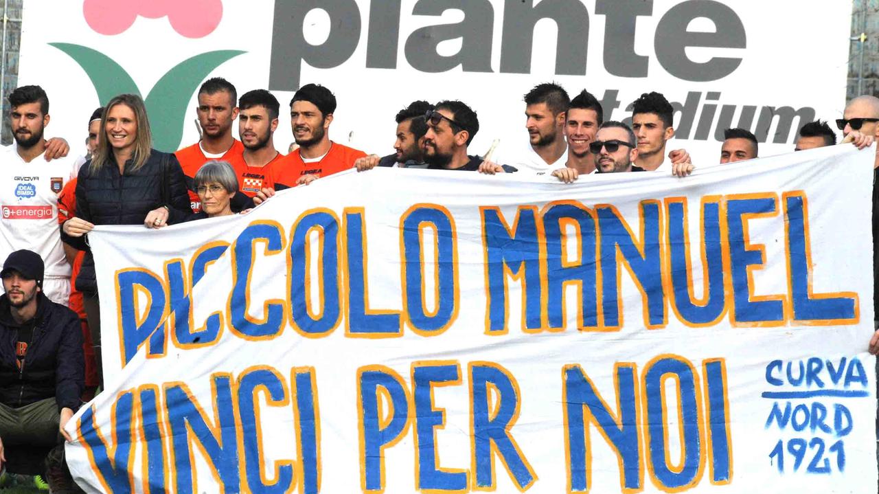 Striscione per Manuel dei giocatori della Pistoiese