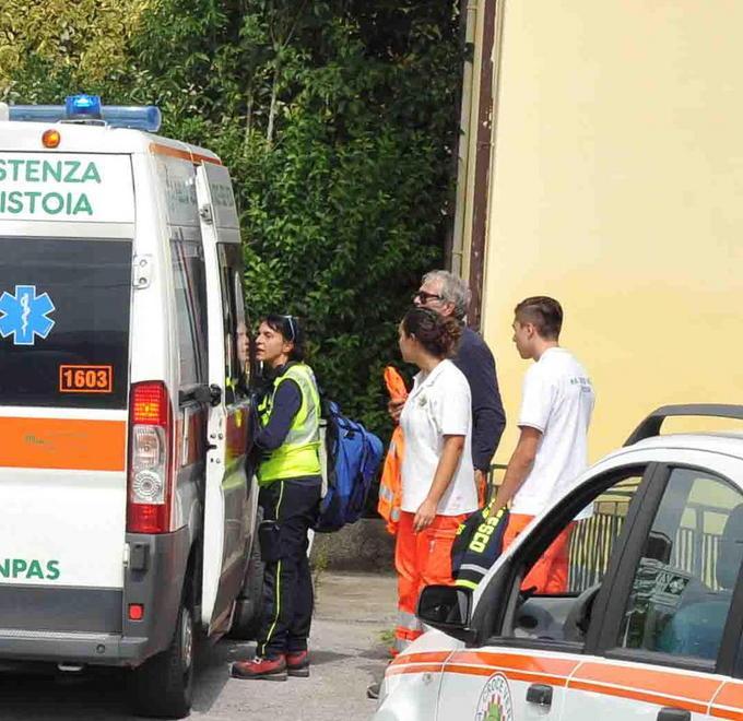 Minaccia di gettarsi dal tetto 