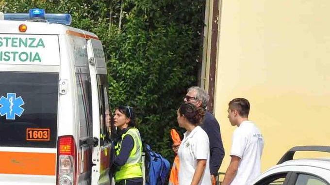 Minaccia di gettarsi dal tetto