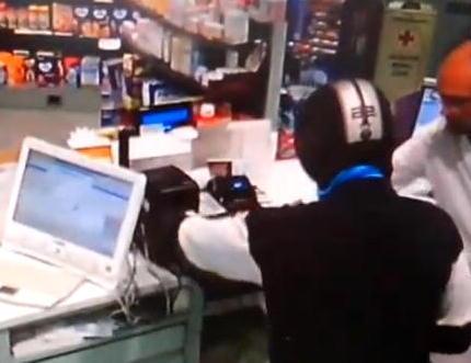Ha un complice il bandito che ha rapinato la farmacia