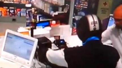 Ha un complice il bandito che ha rapinato la farmacia