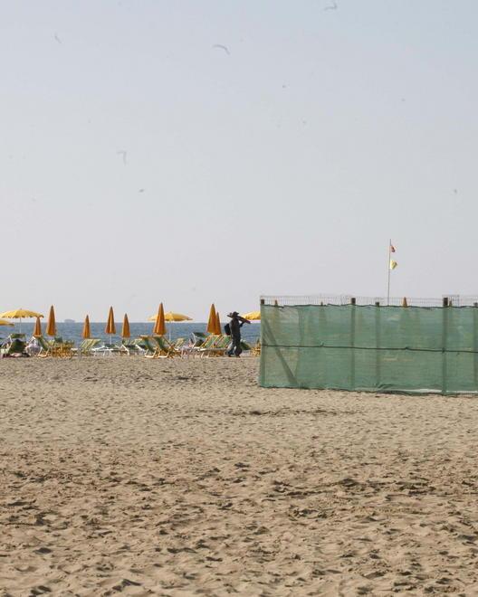 Tre turisti rapinati di notte sulla spiaggia