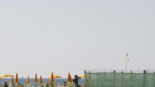Tre turisti rapinati di notte sulla spiaggia