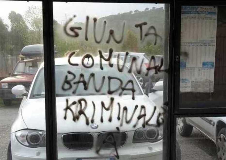 Scritte contro la giunta sulla pensilina dell’autobus