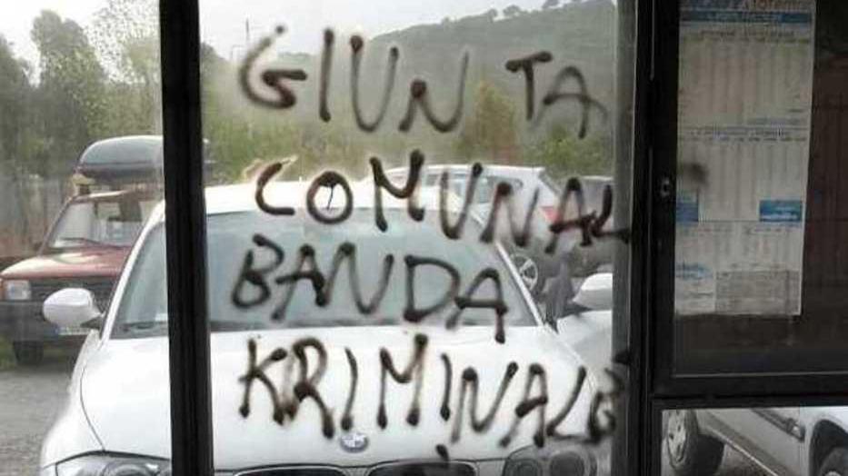 Scritte contro la giunta sulla pensilina dell’autobus