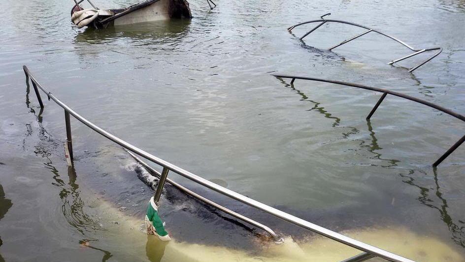Incendio nel porticciolo di Carbonifera