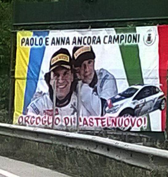 Uno striscione per i campioni di rally