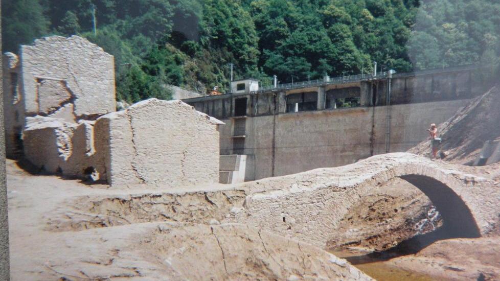 L’antico ponte e il mulino “dimenticati” sotto il lago