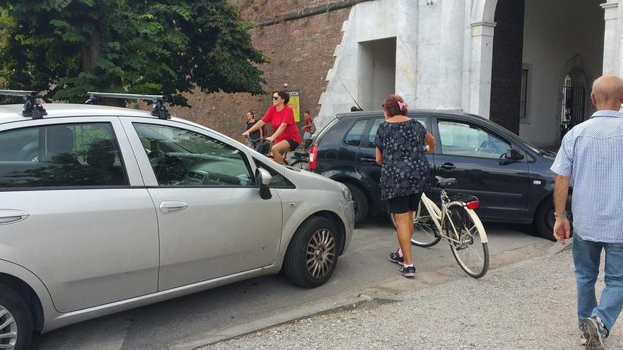 Scuole, è caos a porta Elisa fermata vietata sul rondò