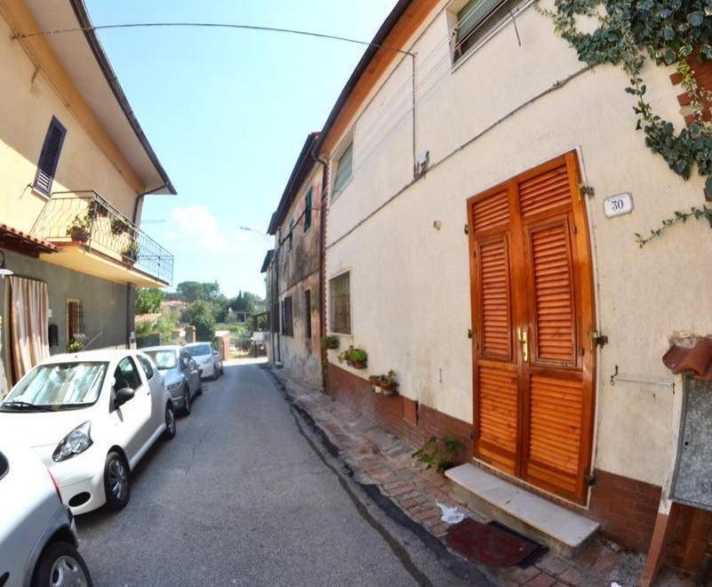 Nove profughi nigeriani a casa dell’ex impiegato 