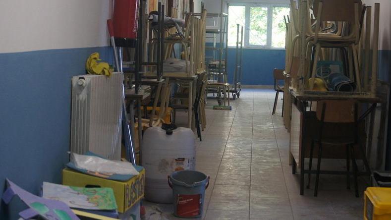 Un esercito di volontari sistema la scuola Deledda