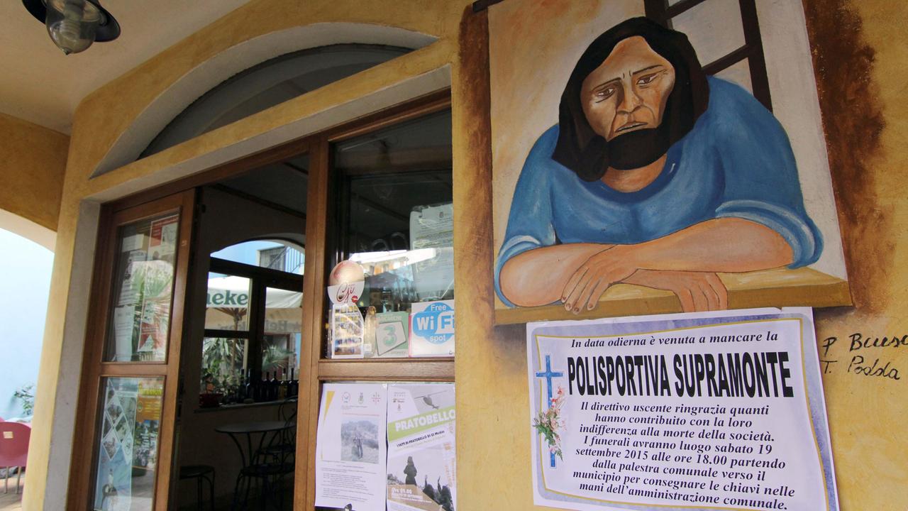 Il manifesto affisso nei bar che annuncia il funerale della polisportiva Supramonte