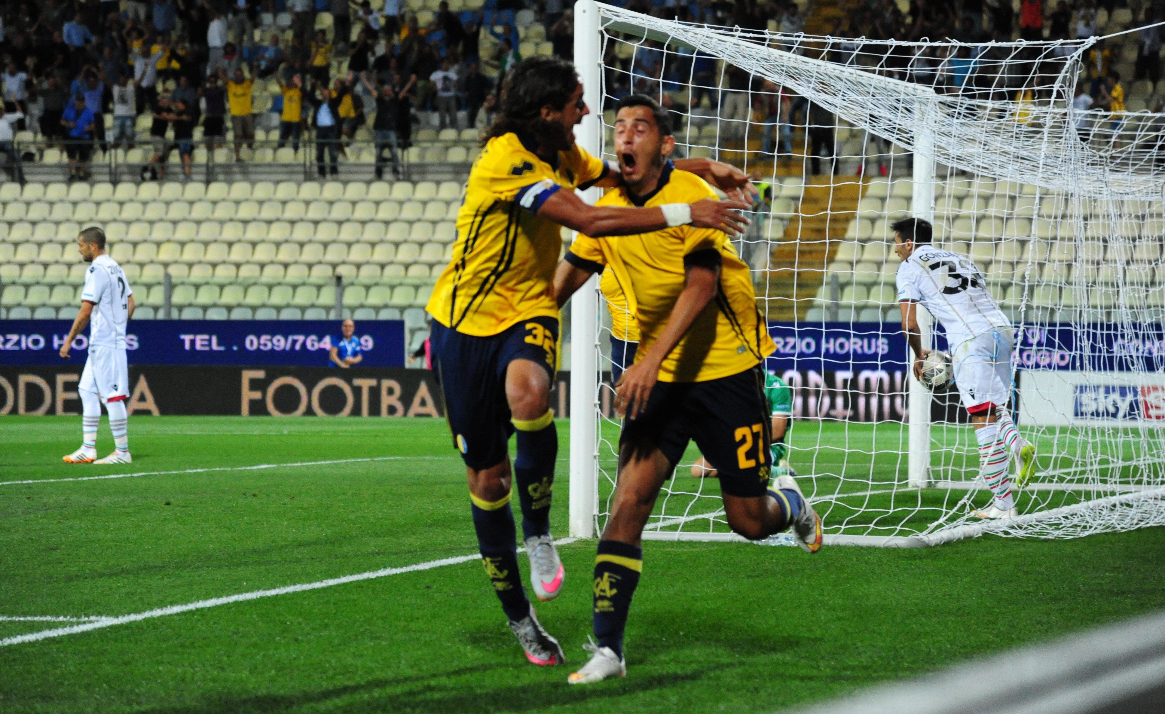 L'esultanza di Olivera dopo il gol condivisa dal Diablo Granoche