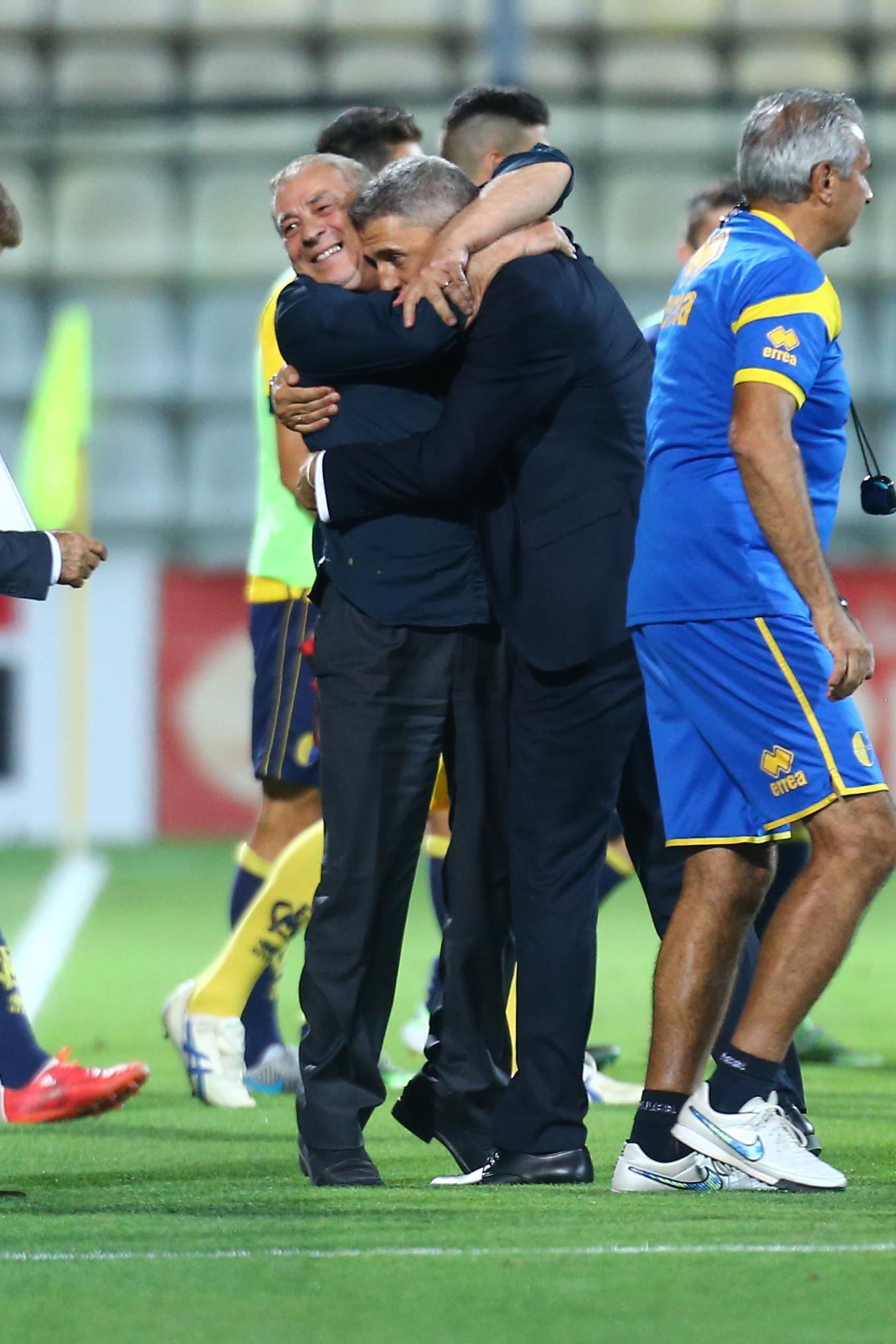Hernan Crespo travolto dalla gioia di Antonio Caliendo dopo la vittoria sulla Ternana