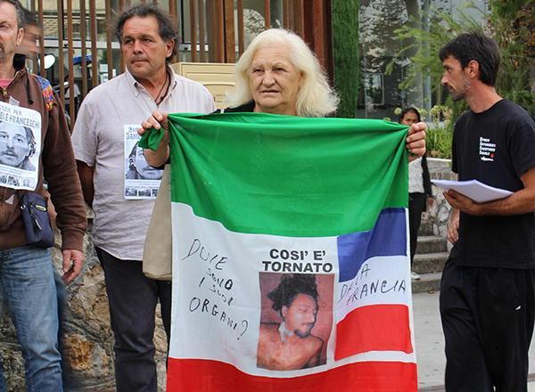 Cira Antignano, madre di Daniele Franceschi, durante una manifestazione di protesta in Francia