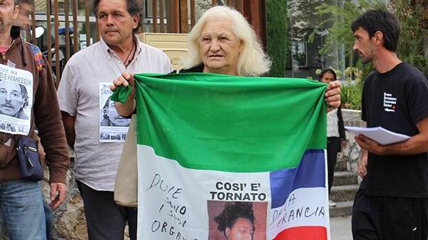 Cira Antignano, madre di Daniele Franceschi, durante una manifestazione di protesta in Francia