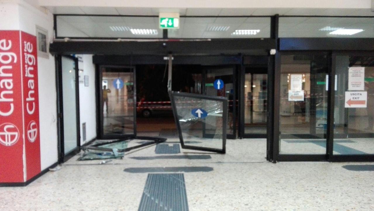 Alghero, blitz in aeroporto: quattro banditi armati di asce rubano il bancomat