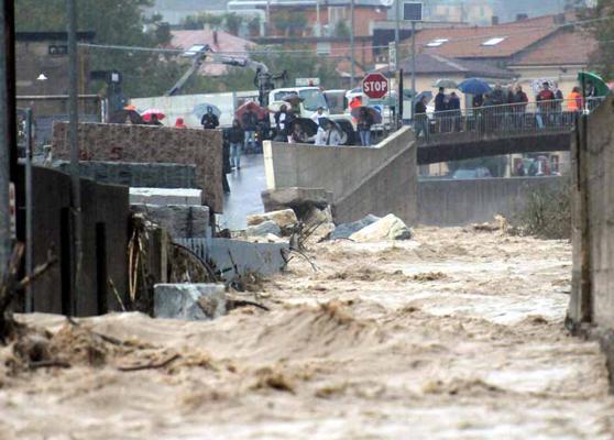 Petizione: "Subito i lavori agli argini del Carrione"
