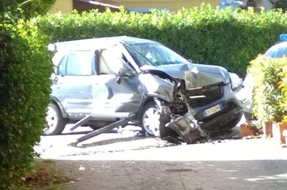 Colto da malore in auto finisce contro un palo 