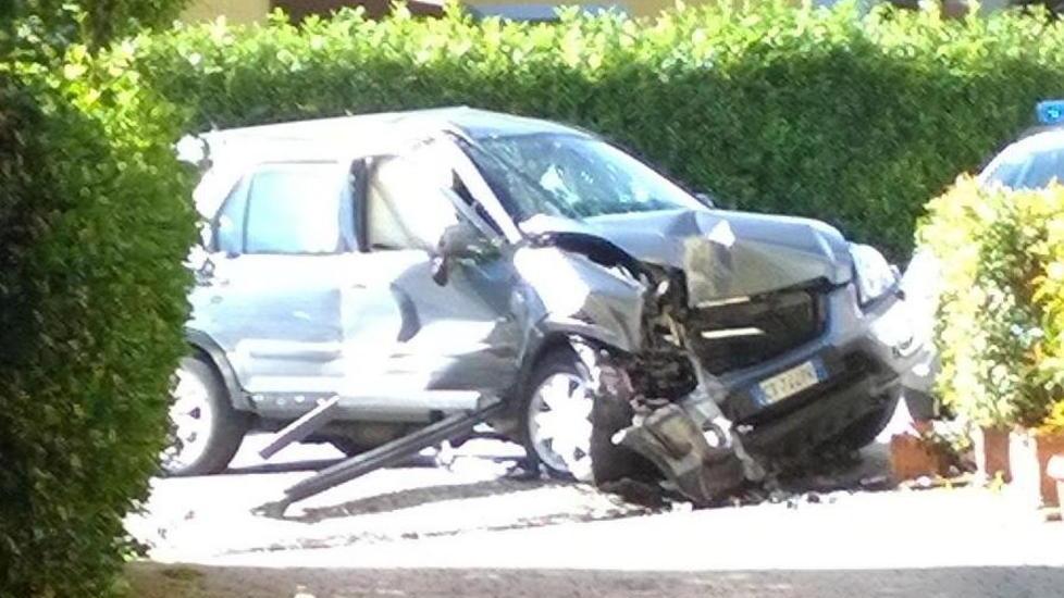 Colto da malore in auto finisce contro un palo