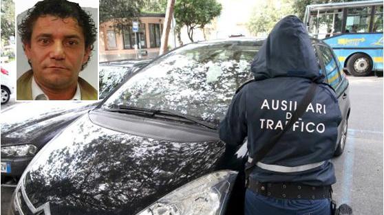 Offende e spintona una "vigilina" che lo multa: arrestato