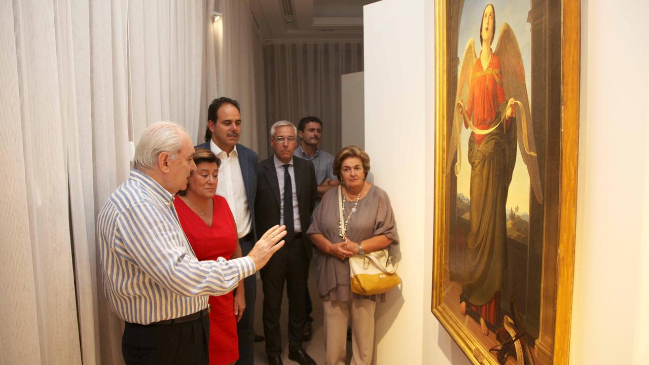 Giuliano Matteucci mentre illustra un'opera in esposizione alla delegazione che ha visitato la mostra su Silvestro Lega