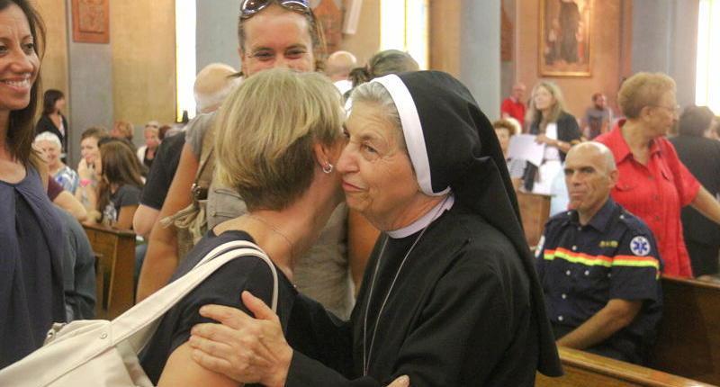 Il grande abbraccio alla storica guida degli infermieri 