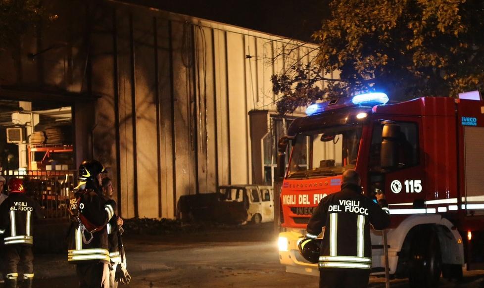 Paura a Formigine: incendio di muri e furgone alla Blowpack