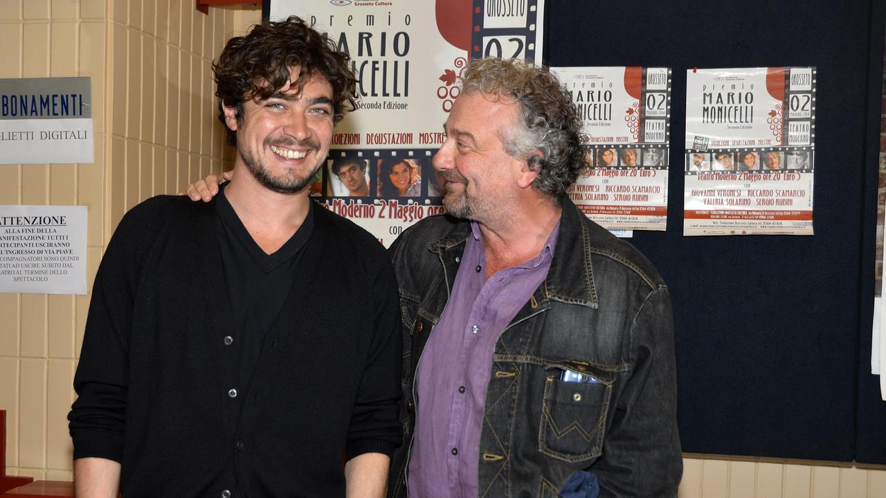 Riccardo Scamarcio e Giovanni Veronesi a Grosseto quando il regista ha ricevuto il Premio Monicelli 2014