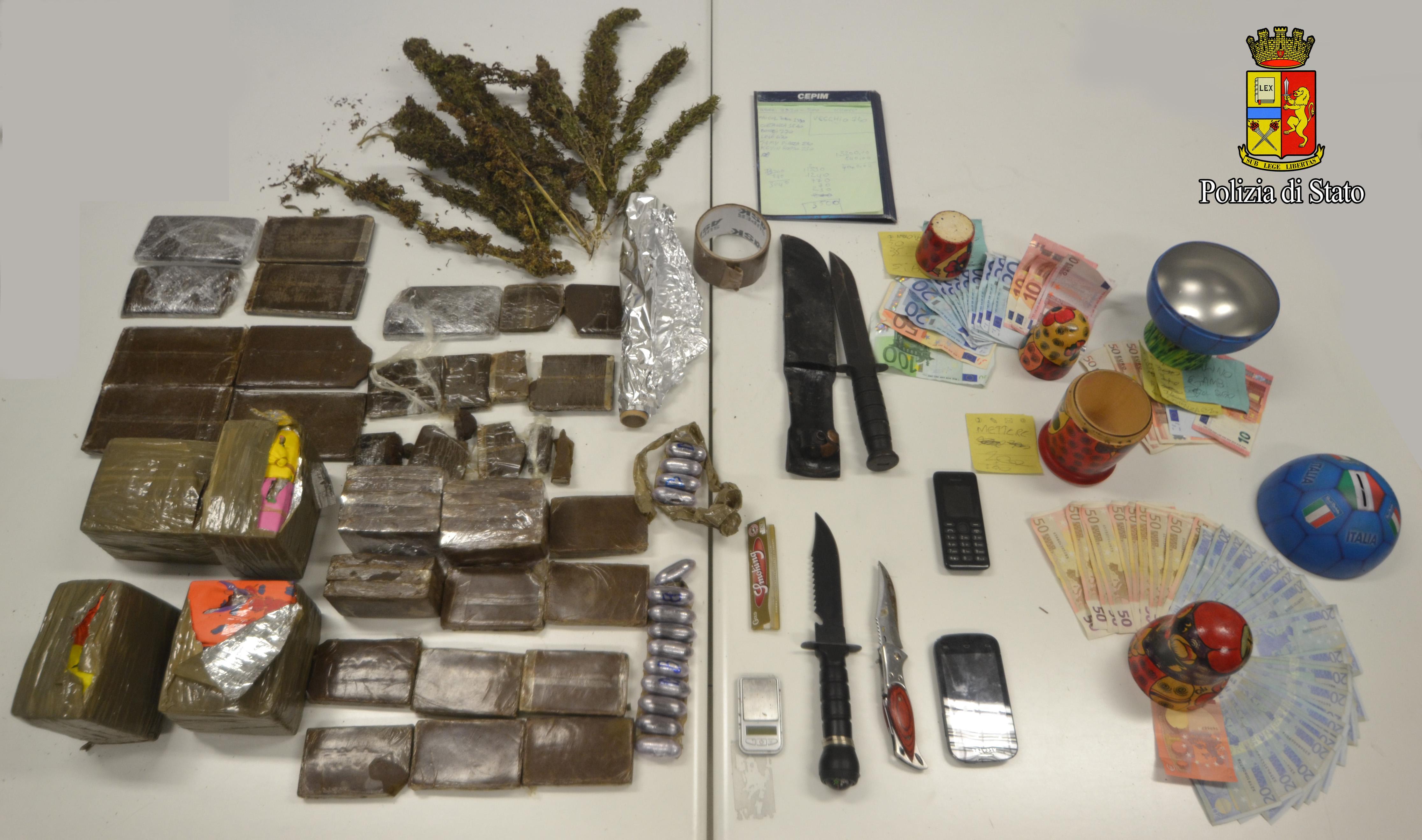 Il materiale sequestrato dagli agenti della questura