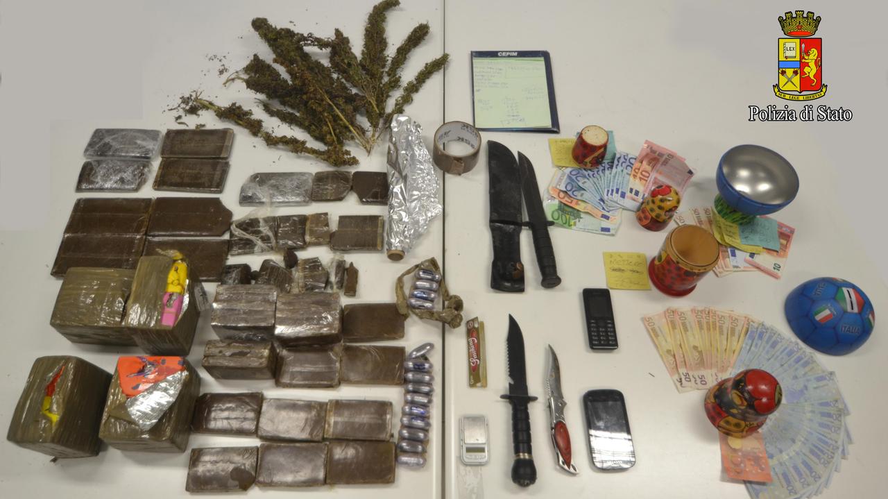 Il materiale sequestrato dagli agenti della questura