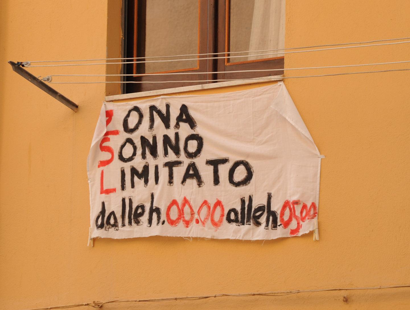 Un significativo lenzuolo di protesta nel quartiere Marina (foto Mario Rosas)