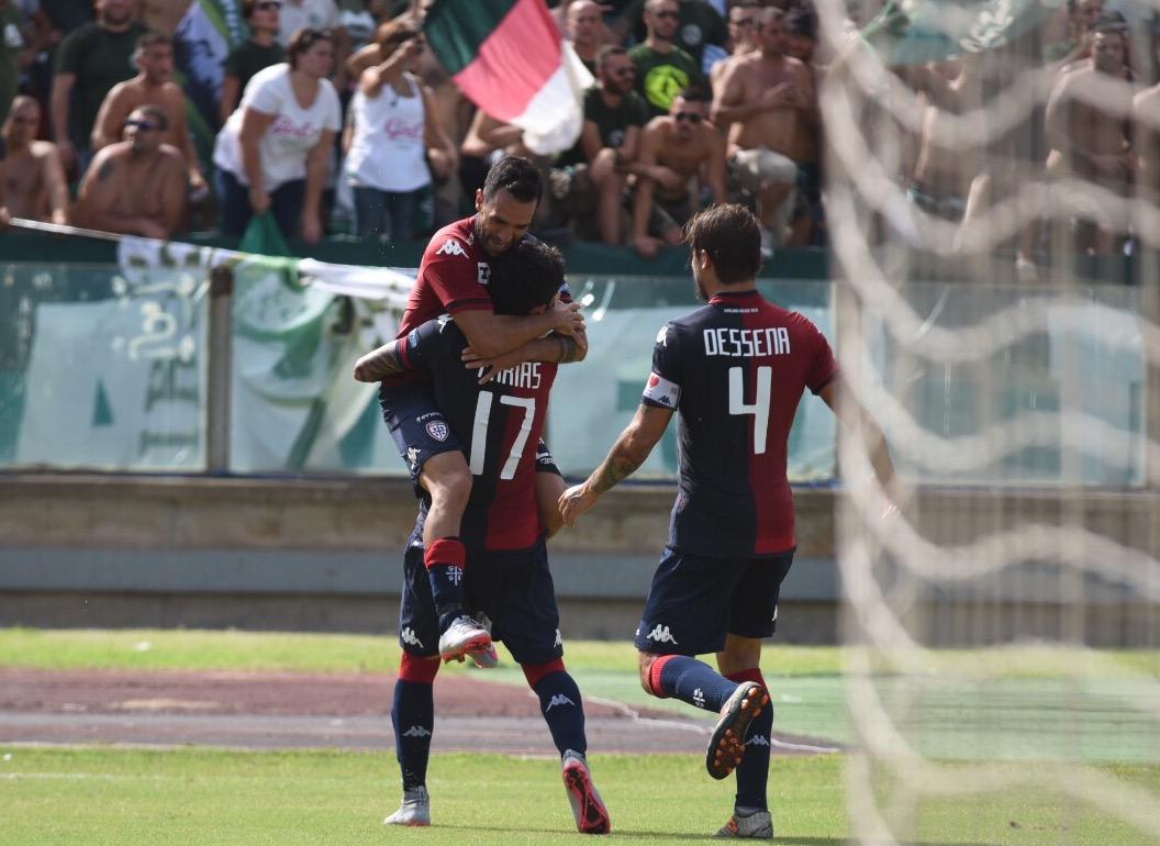 L'esultanza di Sau del Cagliari per la rete contro l'Avellino (foto Mario Rosas)