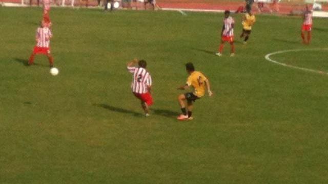 Fanucchi in azione sul campo della Maceratese: il n. 10 ha segnato un gran gol
