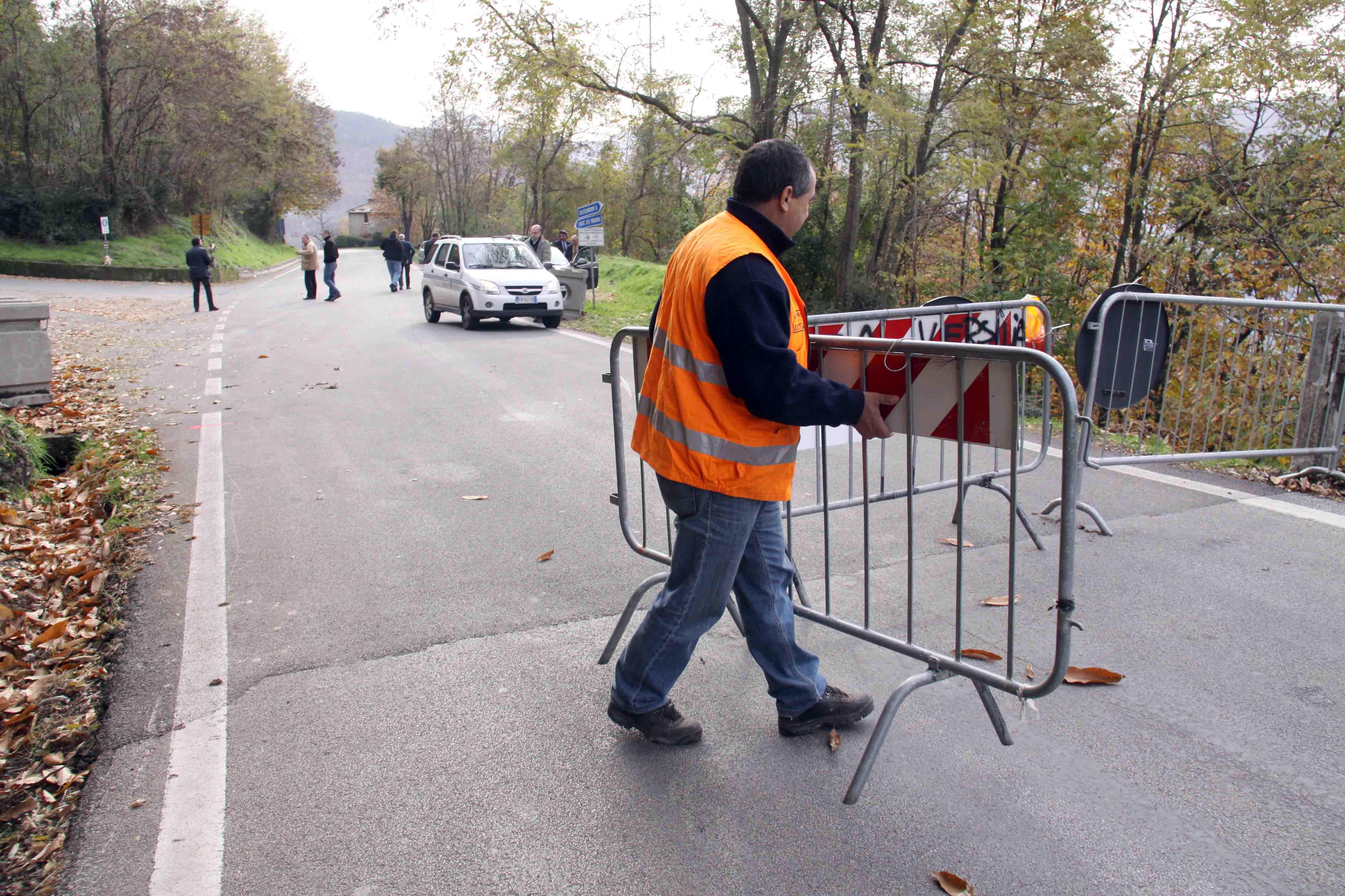 La strada per Arni dove è avvenuto l'incidente mortale (foto d'archivio)