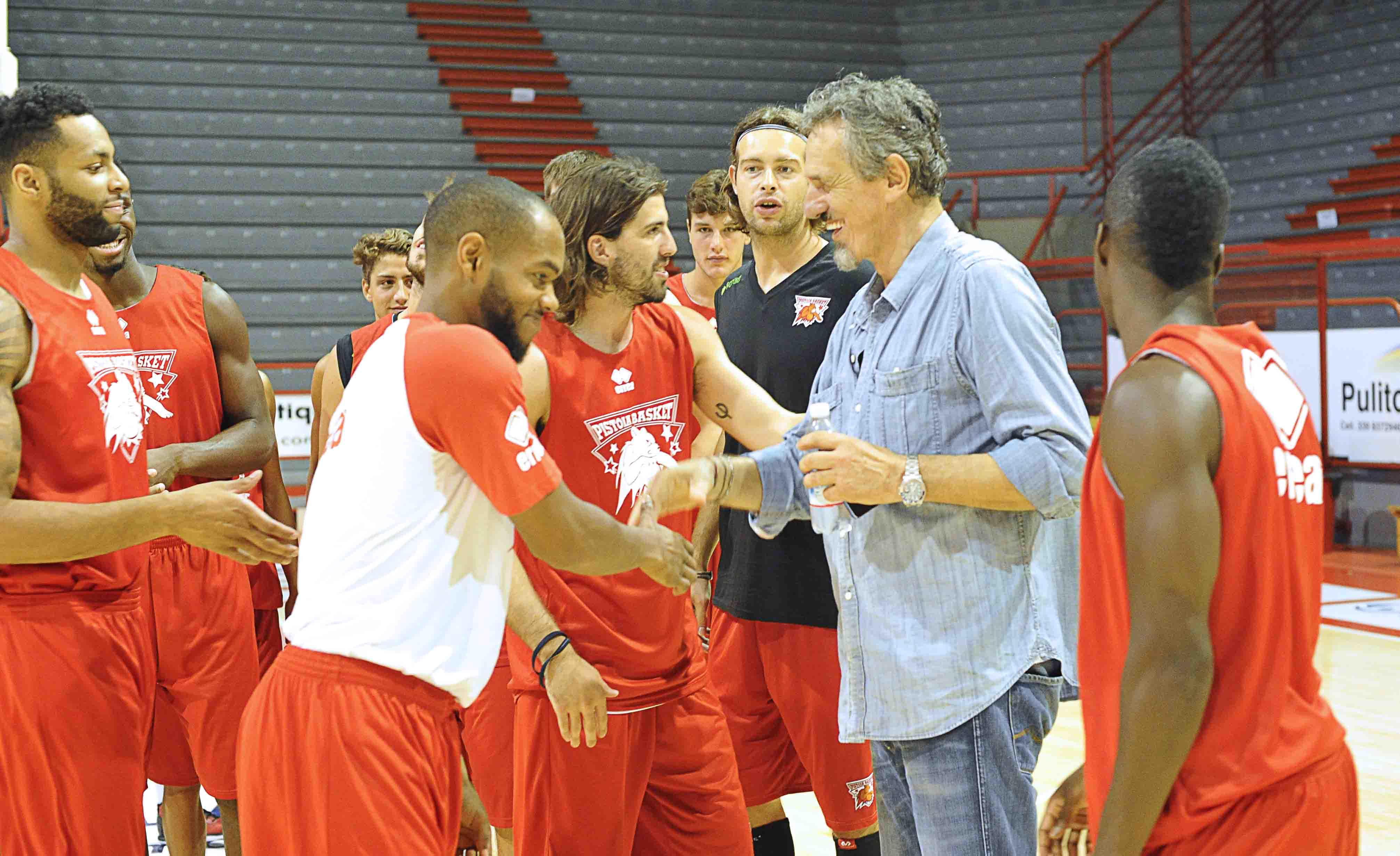 Roberto Maltinti con i giocatori biancorossi (foto Lorenzo Gori)