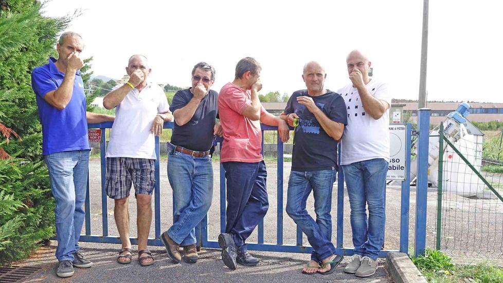 Il gruppo di residenti di via Selvatana davanti al depuratore (foto Filippo Gori)