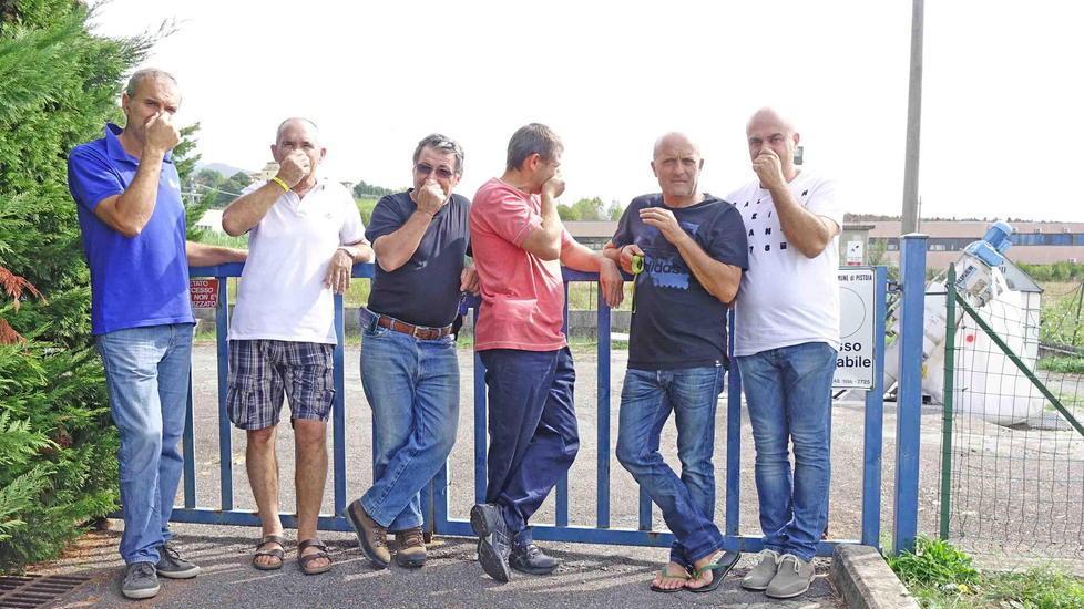 Il gruppo di residenti di via Selvatana davanti al depuratore (foto Filippo Gori)
