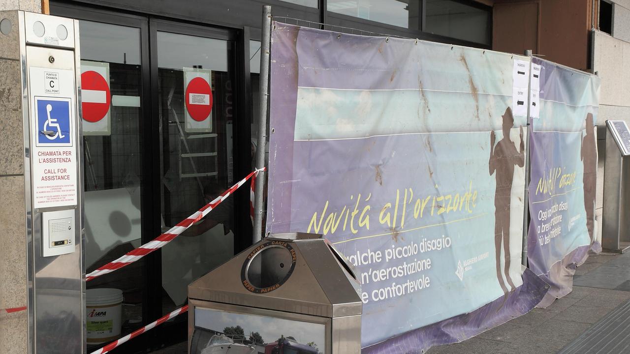 L'ingresso dell'aeroporto danneggiato dai malviventi (foto Gabrielli)