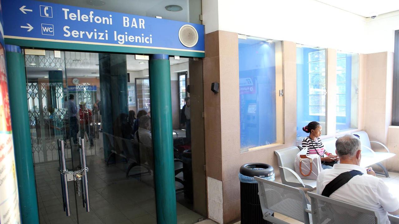 La porta di accesso al bar e ai servizi igienici della stazione chiusa con una catena (Foto Nucci)