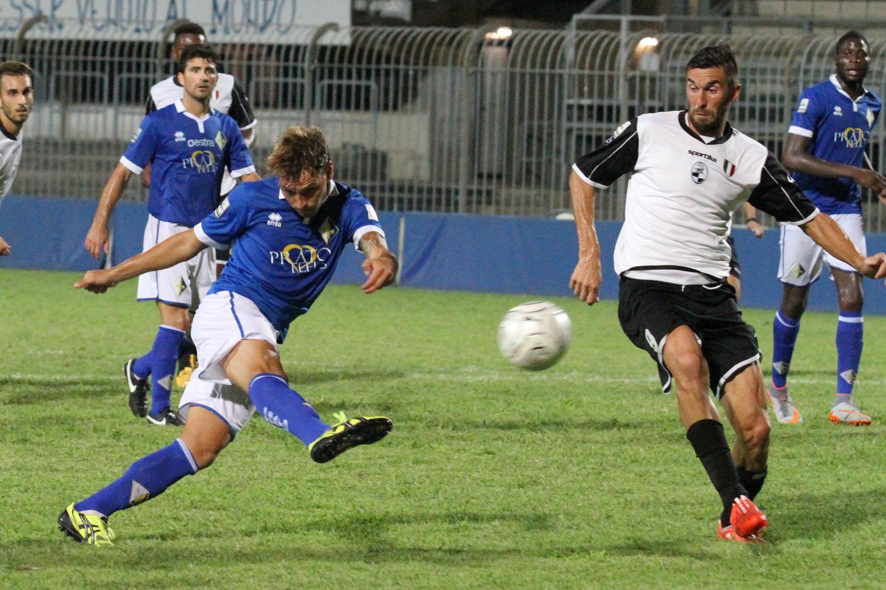 Un'azione di gioco della gara di coppa fra Prato e Siena. Stasera il Prato gioca in maglia rossa