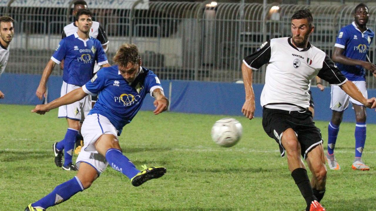 Un'azione di gioco della gara di coppa fra Prato e Siena. Stasera il Prato gioca in maglia rossa