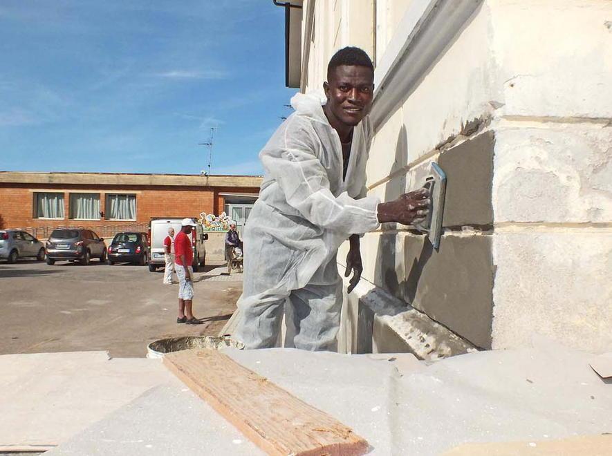 Dopo le scuole i migranti tinteggiano gli spogliatoi 
