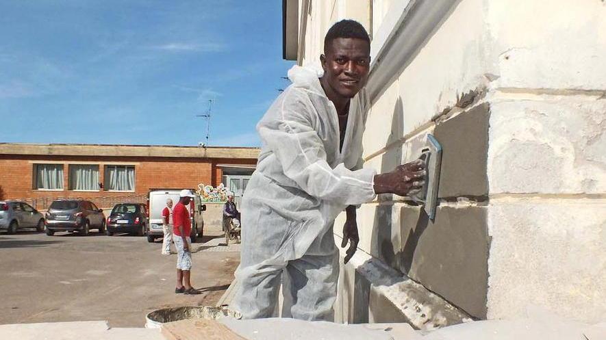 Dopo le scuole i migranti tinteggiano gli spogliatoi