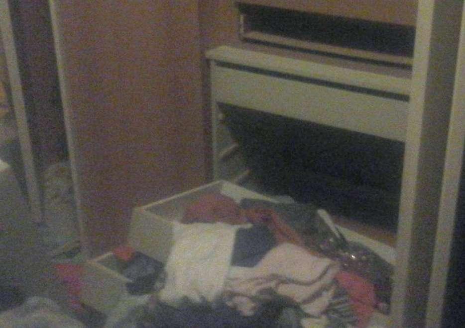 Entrano nella sua casa e la devastano 