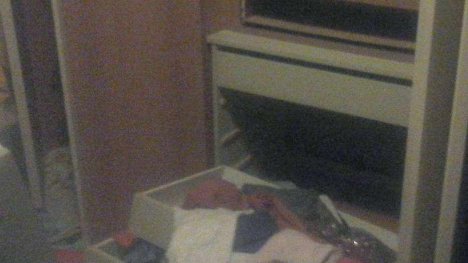 Entrano nella sua casa e la devastano