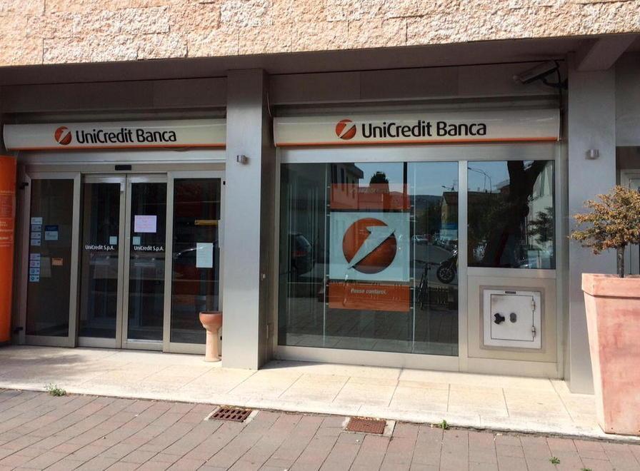 Volto coperto e trincetto tenta di rapinare la banca 