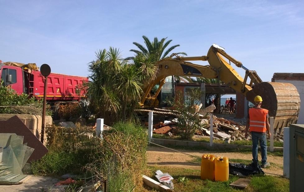 Il Comune demolisce il chiosco abusivo sul lido di Marinella 