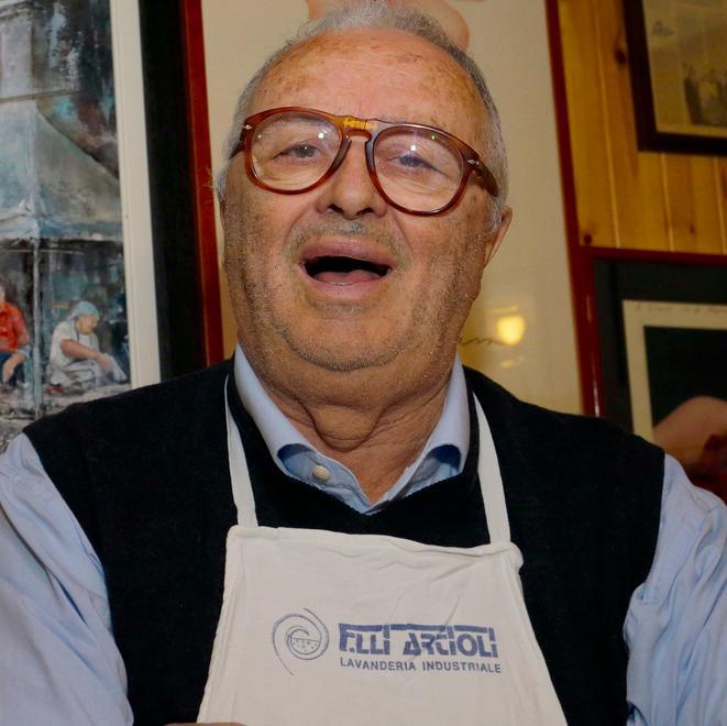 Ermes si presenta in grembiule e bicicletta e diventa pure lui una star in via Stella 